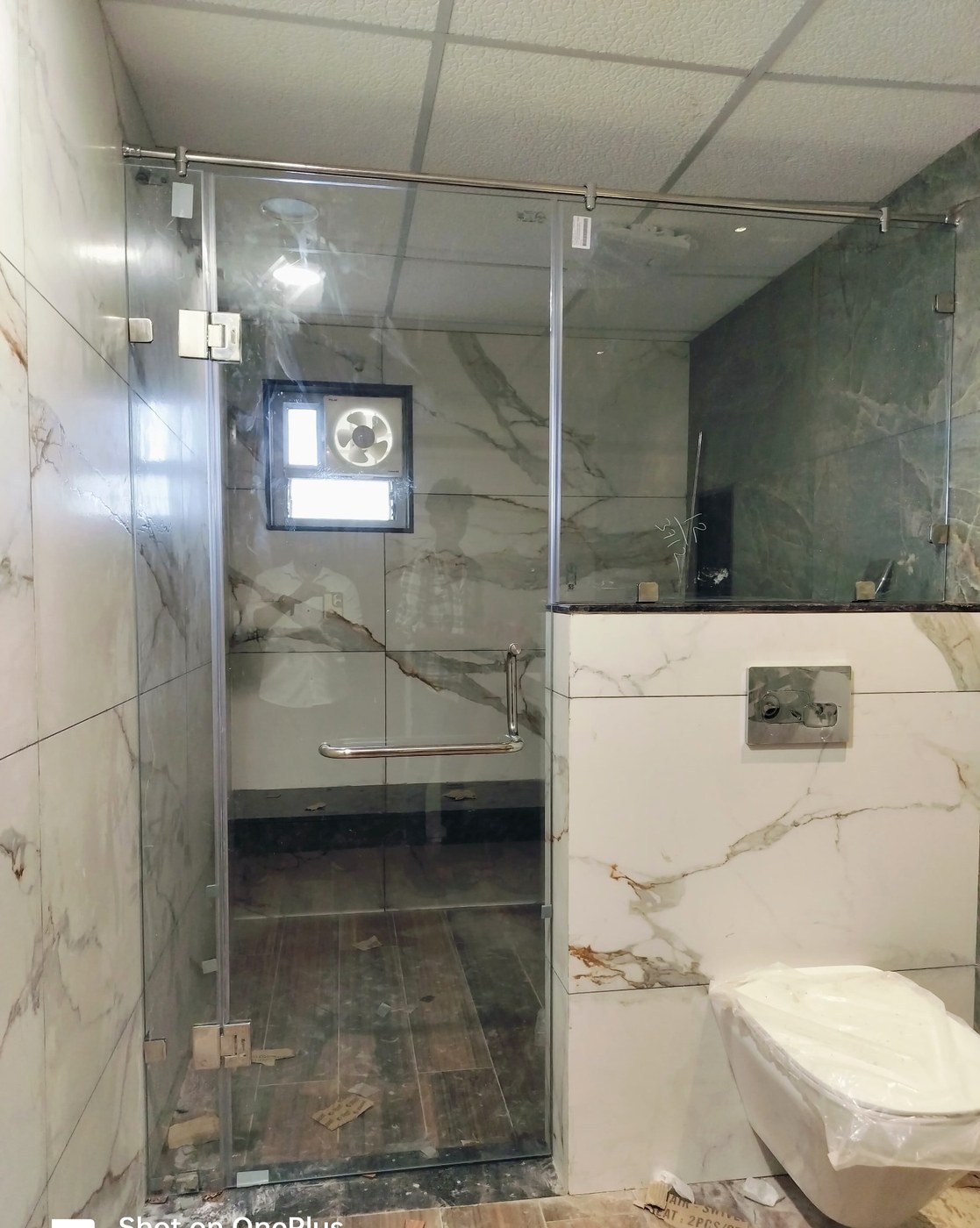 Glass shower cubicle